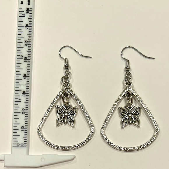 Butterfly 🦋 dangle charm earrings - Picture 4 of 6
